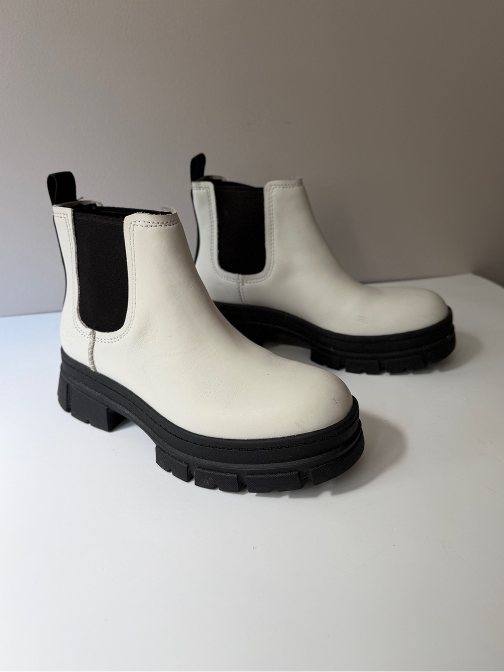 UGG Ashton Waterproof White Leather Chelsea Boots 7